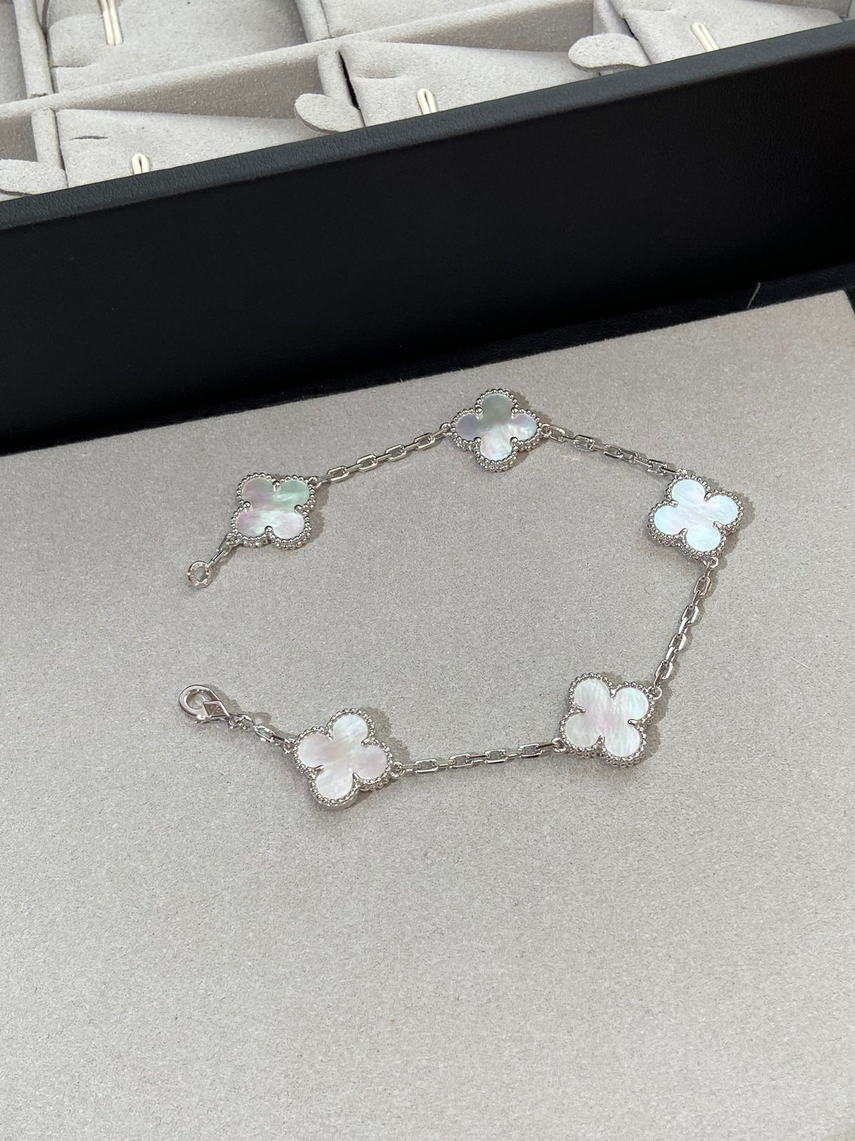 [Stars Jewelry]CLOVER WHITE PEARL MOP 5 MOTIF BRACELET COLLECTION