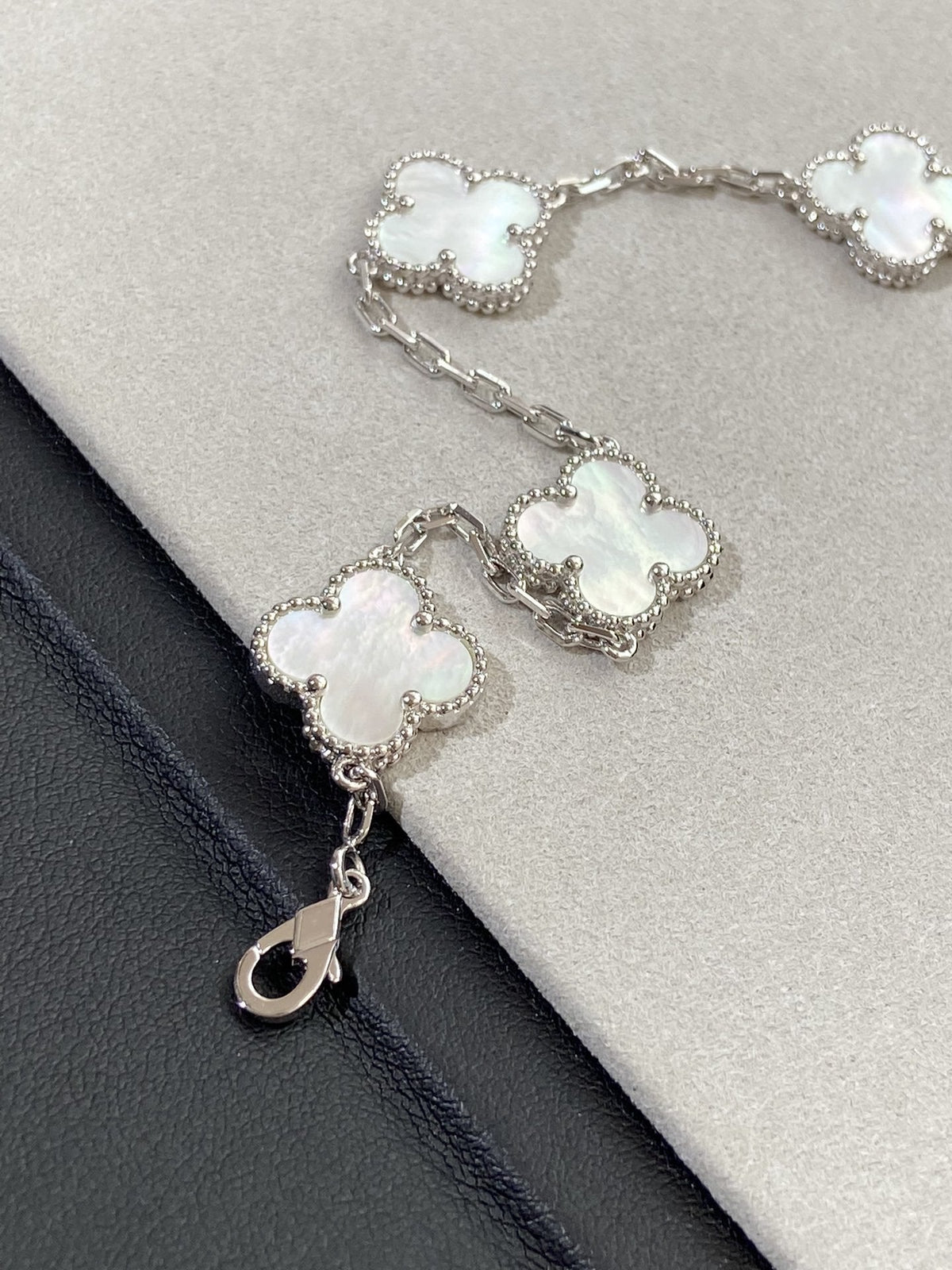 [Stars Jewelry]CLOVER WHITE PEARL MOP 5 MOTIF BRACELET COLLECTION