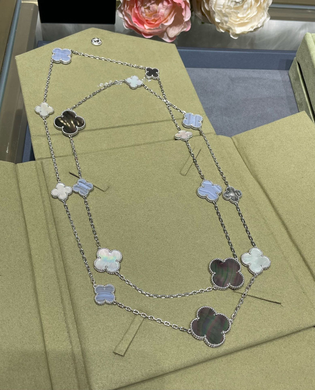 [Stars Jewelry]CLOVER 16 MOTIF CHALCEDONY MOP SILVER NECKLACE