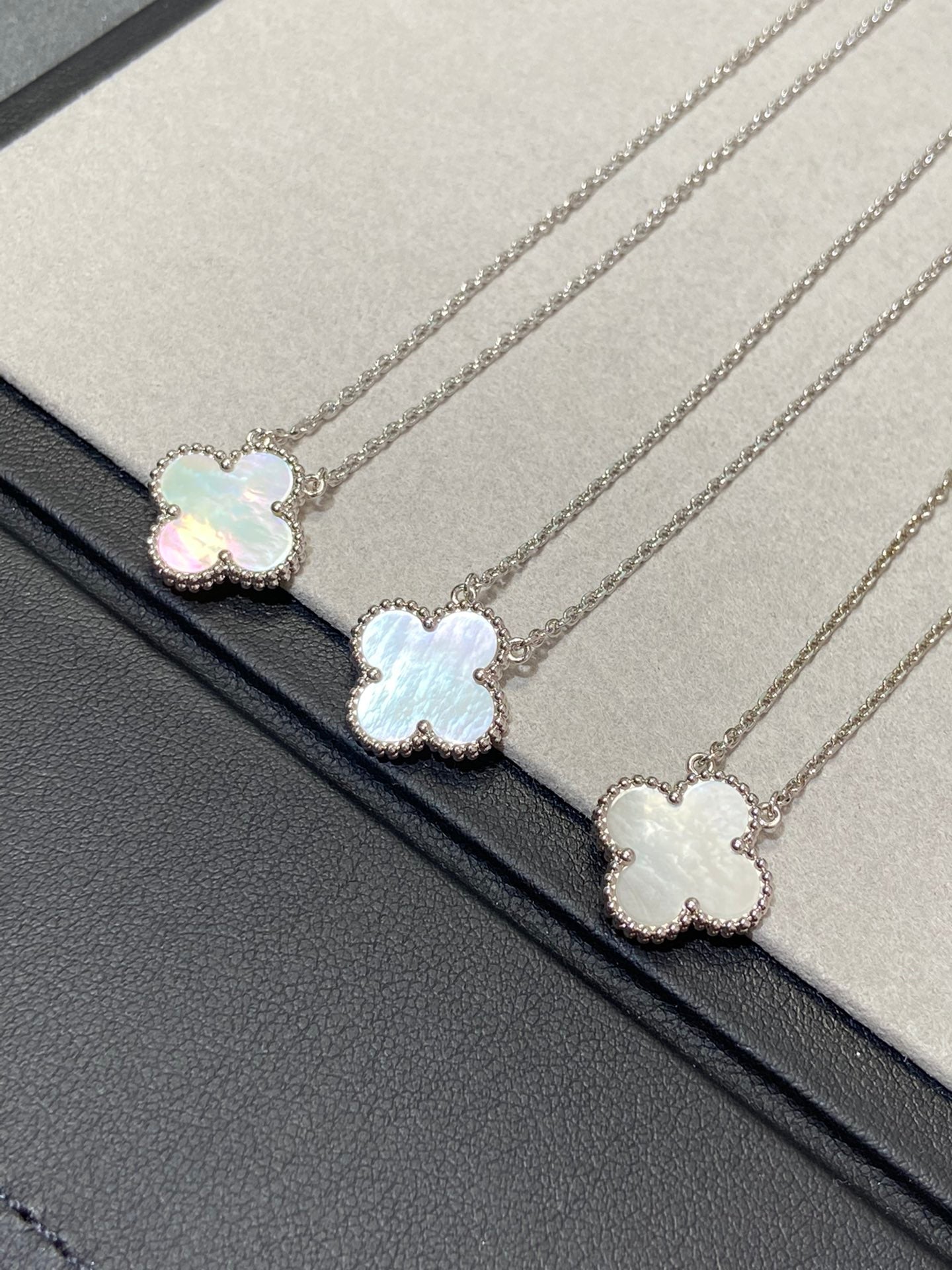 [Stars Jewelry]CLOVER MEDIUM SILVER WHITE MOP NECKLACE