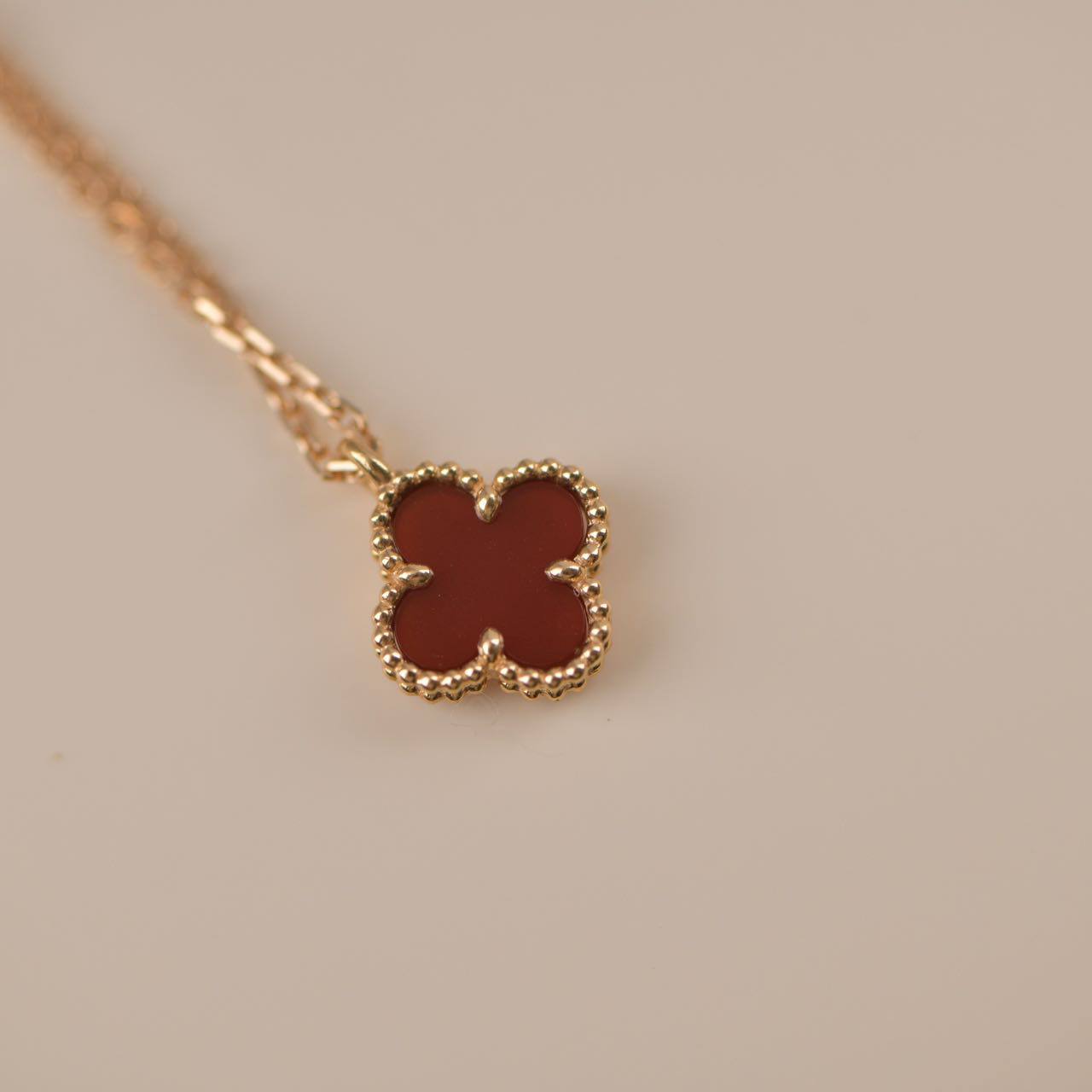 [Stars Jewelry]CLOVER MINI 9.5MM WHITE CARNELIANS NECKLACE